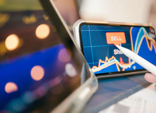 Trader analizujący opcje na rynku forex wielu rynków oraz Bitcoin i Ethereum